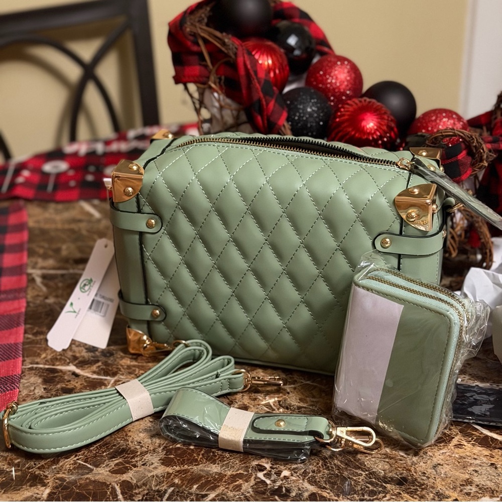 Chic Quilted Green Crossbody Bag with Gold Accents
